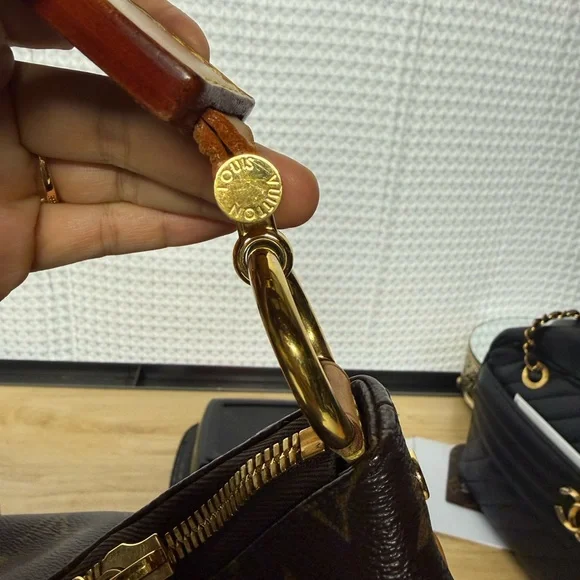 Louis Vuitton Sully MM Monogram Shoulder Bag - Picture 11 of 16